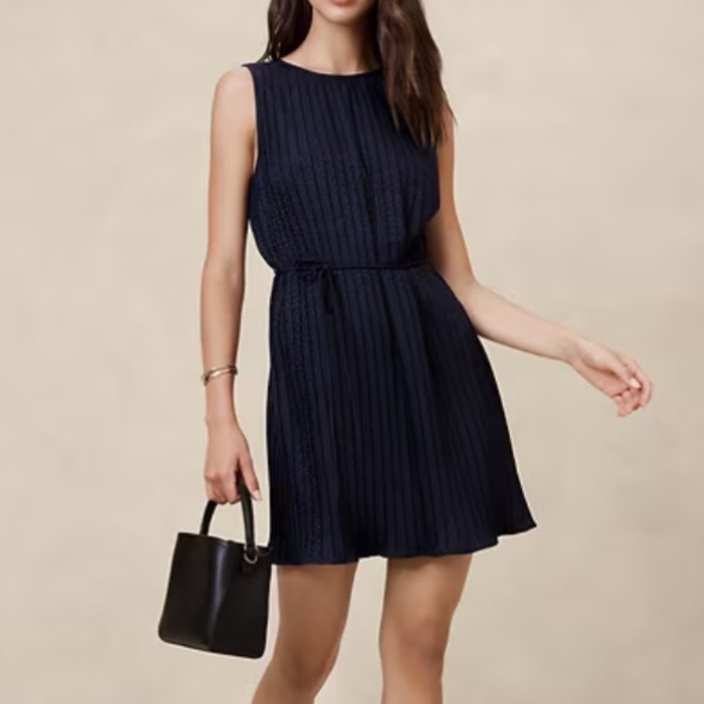💕 🆕 Banana Republic jacquard pleated navy blue flowy crew neck dress